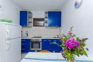 Dapur atau dapur kecil di Apartments by the sea Pisak, Omis - 2802