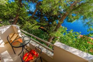 d'une table et d'une chaise sur un balcon avec vue sur l'eau. dans l'établissement Studio Pisak 2802b, à Pisak