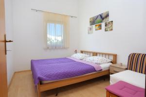 Postel nebo postele na pokoji v ubytování Apartments by the sea Lokva Rogoznica, Omis - 2762
