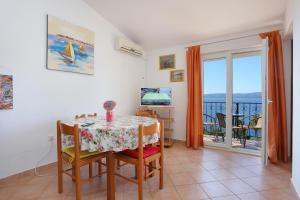 TV a/nebo společenská místnost v ubytování Apartments by the sea Lokva Rogoznica, Omis - 2762