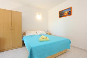 Postel nebo postele na pokoji v ubytování Apartments by the sea Lokva Rogoznica, Omis - 2762