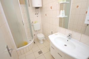 een badkamer met een wastafel, een toilet en een douche bij Apartments by the sea Podaca, Makarska - 2695 in Podaca