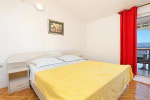 Postel nebo postele na pokoji v ubytování Apartments by the sea Duce, Omis - 2737