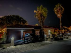 Bangunan di mana terletaknya rumah tamu ini