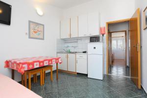 Kuchyň nebo kuchyňský kout v ubytování Apartments by the sea Duce, Omis - 2737