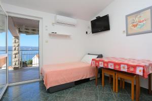 Postel nebo postele na pokoji v ubytování Apartments by the sea Duce, Omis - 2737
