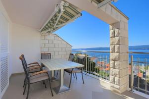 Balkón nebo terasa v ubytování Apartments by the sea Duce, Omis - 2737