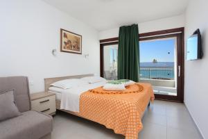Postel nebo postele na pokoji v ubytování Apartments by the sea Duce, Omis - 2737