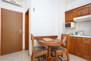 Kuchyň nebo kuchyňský kout v ubytování Apartments with parking spaces Stanici, Omis - 2818