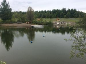 vistas a un lago con una soga en el agua en Camping Chalets Spas Pignons Rouges, en Saint Romain