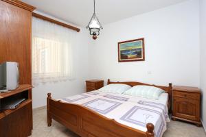 Postel nebo postele na pokoji v ubytování Apartments with parking spaces Stanici, Omis - 2818