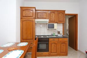 Kuchyň nebo kuchyňský kout v ubytování Apartments with parking spaces Stanici, Omis - 2818