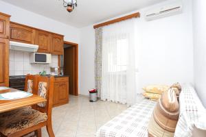 Kuchyň nebo kuchyňský kout v ubytování Apartments with parking spaces Stanici, Omis - 2818