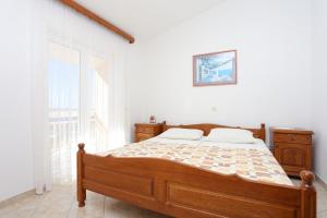 Postel nebo postele na pokoji v ubytování Apartments with parking spaces Stanici, Omis - 2818