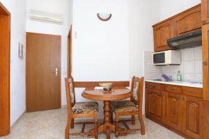 Kuchyň nebo kuchyňský kout v ubytování Apartments with parking spaces Stanici, Omis - 2818