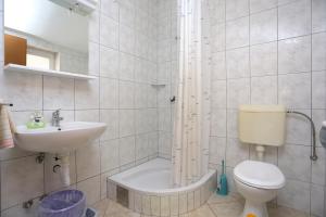 een badkamer met een toilet, een wastafel en een douche bij Apartments with a parking space Stanici, Omis - 2818 in Tice