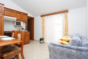 Kuchyň nebo kuchyňský kout v ubytování Apartments with parking spaces Stanici, Omis - 2818