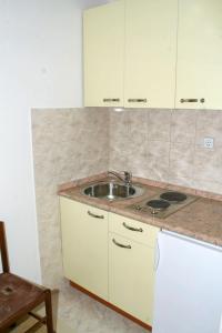 uma cozinha com um lavatório e uma bancada em Apartments with a parking space Omis - 2751 em Omiš