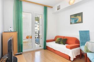 Postel nebo postele na pokoji v ubytování Apartments by the sea Tucepi, Makarska - 2721