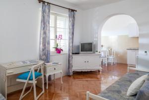 a living room with a desk and a table at Apartments by the sea Tucepi, Makarska - 2677 in Tučepi
