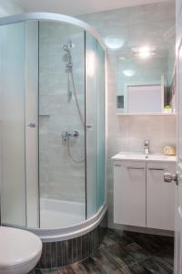 Phòng tắm tại Apartments by the sea Tucepi, Makarska - 2677