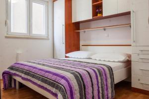 トゥチェピにあるApartments by the sea Tucepi, Makarska - 2677の小さなベッドルーム(ベッド1台、窓付)