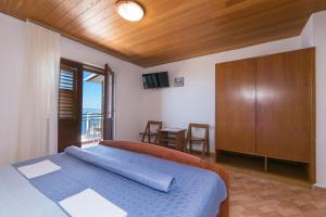 Posteľ alebo postele v izbe v ubytovaní Apartment Brela 2752b