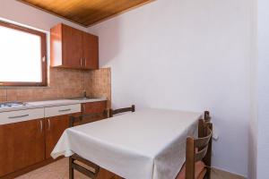 Kuchyňa alebo kuchynka v ubytovaní Apartment Brela 2752b