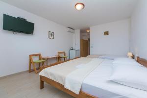 Posteľ alebo postele v izbe v ubytovaní Triple Room Brela 2752a + 12 fotografií