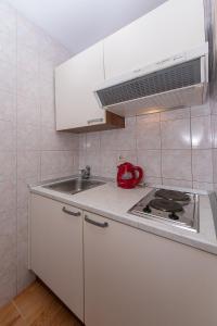 Kuchyňa alebo kuchynka v ubytovaní Studio Brela 2752c + 13 fotografií
