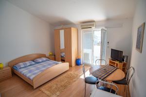 1 dormitorio con 1 cama y escritorio con ordenador en Apartment Sumpetar 2808b, en Sumpetar