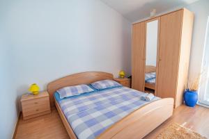 a bedroom with a bed and a mirror at Apartment Sumpetar 2808b in Sumpetar