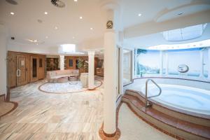 duża łazienka z wanną i dużym oknem w obiekcie Hotel Dornauhof w mieście Finkenberg +37 zdjęć