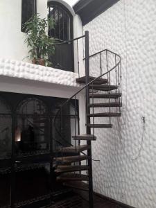 eine Wendeltreppe in einem Gebäude mit einer Anlage in der Unterkunft Casa de Oda in Salta