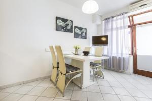 TV a/nebo společenská místnost v ubytování Apartments by the sea Stanici, Omis - 3064