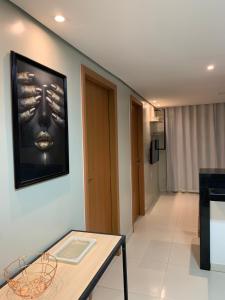 una habitación con una foto de una cara en la pared en Doce lar BV en Boa Vista