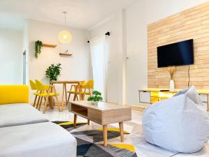 sala de estar con sofá y mesa en H&Q 1BR Cozy House, Bangtao Beach en Ban Thalat Choeng Thale