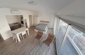 a room with a bed and a table and chairs at Monoambiente Céntrico La Plata con wifi in La Plata
