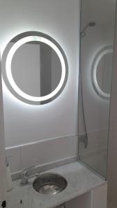 a bathroom with a toilet with a round mirror at Monoambiente Céntrico La Plata con wifi in La Plata