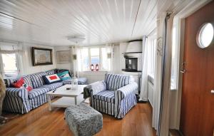 un soggiorno con 2 divani e un tavolo di 2 Bedroom Stunning Home In Rnnng a Rönnäng