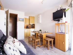 a living room with a couch and a table and a kitchen at Appartement Saint-Lary-Soulan, 2 pièces, 6 personnes - FR-1-296-430 in Saint-Lary-Soulan