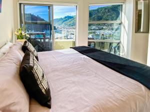 Cama en habitación con ventana grande en Two Bedroom Apartment on the water en Picton