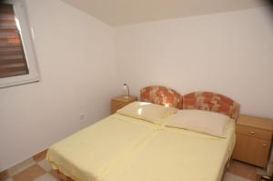 Postel nebo postele na pokoji v ubytování Apartments by the sea Brodarica, Sibenik - 3092