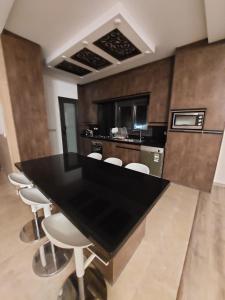 Η κουζίνα ή μικρή κουζίνα στο Near Mall Masr - Families only - 6 october - Luxury town house