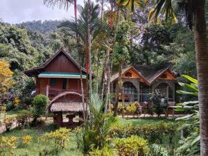 Ein Garten an der Unterkunft Tree Tops River Huts
