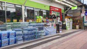 Supermarket nebo jiné obchody v  hotelu nebo okolí