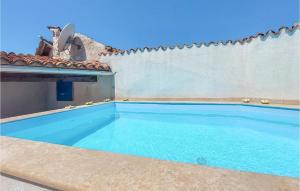 uma piscina em cima de uma casa em 4 Bedroom Nice Home In Buzet em Buzet