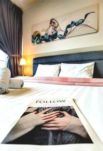 una revista sobre una cama con una cama en 1719 Almas Suites Muji Studio100mbpsNetflix By STAY en Nusajaya