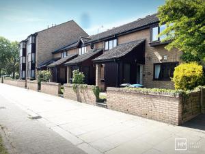 Une rangée de maisons dans une rue dans l'établissement Enfield House - Beautiful 2 Bed - Good Transport Free Parking, à Enfield Lock