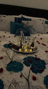 un letto con vassoio di cibo e una bottiglia di champagne di CASTLE ROCK a Flagstaff